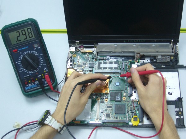 motherboard laptop repair 600x450 كورس تعليم صيانة اللاب توب من البداية حتى الاحتراف .